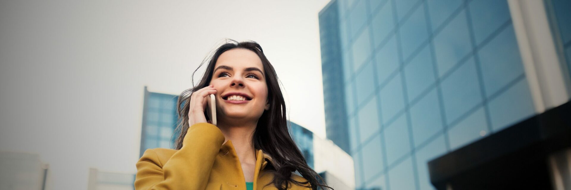 Uśmiechnięta konsultantka rozmawiająca przez telefon – symbol nowoczesnej, empatycznej komunikacji z klientem